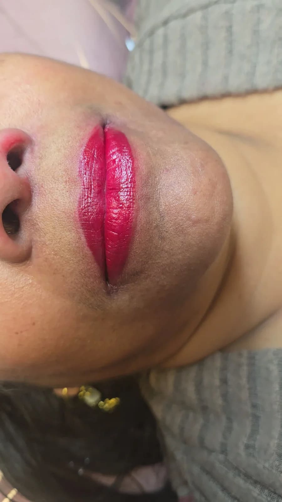 Lippen na een lip blush-behandeling, met een duidelijke contour
